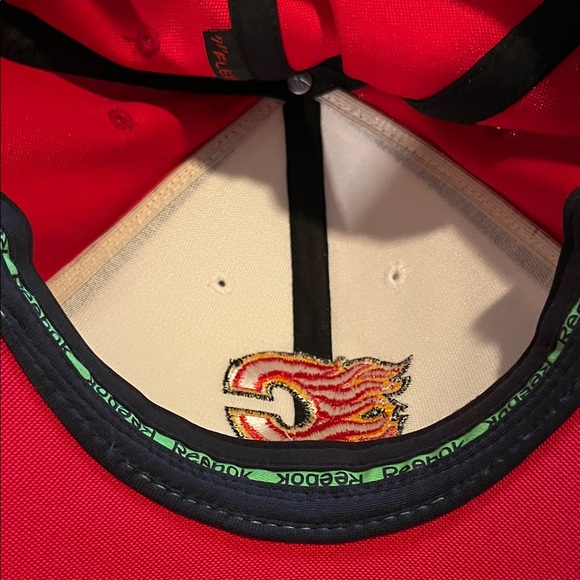Calgary Flames hat - Picture 7 of 9